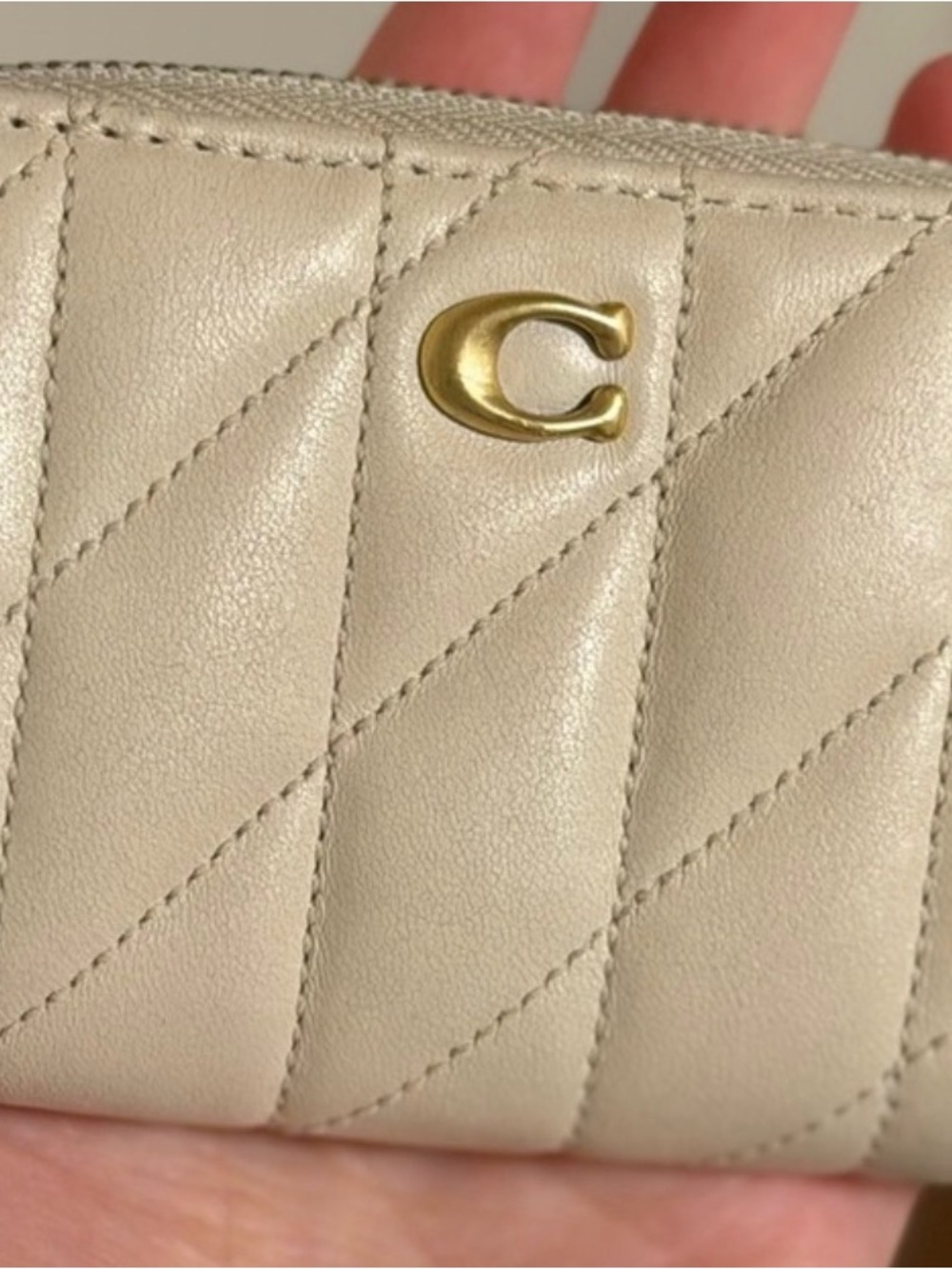 Coach Quilted Zip Card Wallet in Cream with Gold 'C' - Picture 3 of 4